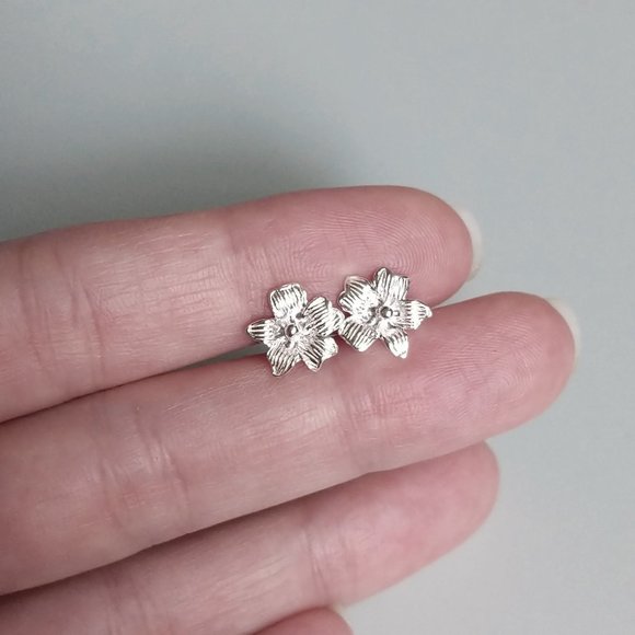 Small Flower Stud Earrings, Sterling Silver, Micro Mini Lilies, Vintage Garden - Picture 3 of 4